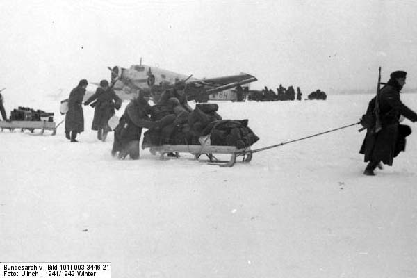 Bundesarchiv_Bild_101I-003-3446-21,_Russland,_Entladen_einer_Ju_52