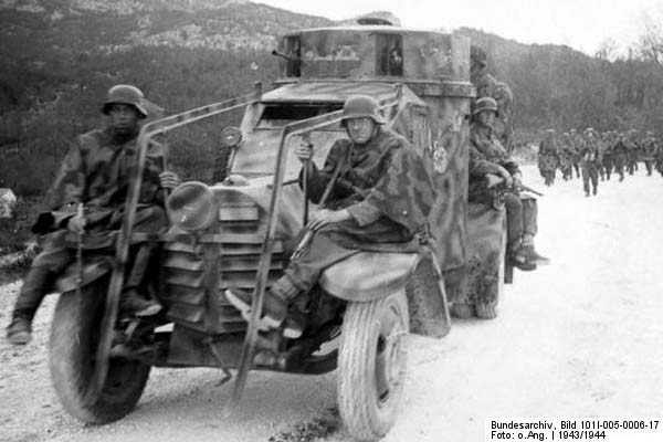 Bundesarchiv_Bild_101I-005-0006-17,_Jugoslawien,_italienischer_Panzersphwagen