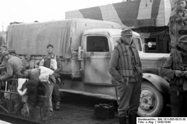 Bundesarchiv_Bild_101I-005-0015-30,_Jugoslawien,_Polizeieinsatz,_Truppentransport