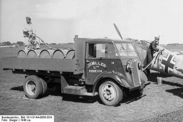 Bundesarchiv_Bild_101I-014A-0656-05A,_Englische_Kanalinseln,_Betanken_eines_Flugzeuges