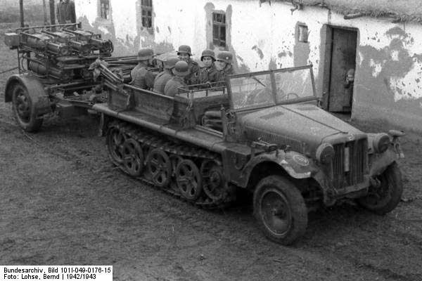 Bundesarchiv_Bild_101I-049-0176-15__Russland__Zugkraftwagen_mit_Nebelwerfern