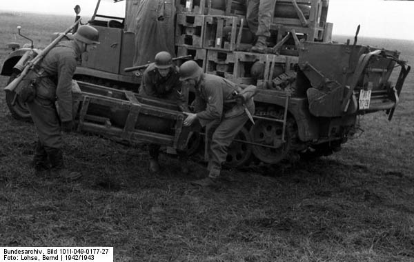 Bundesarchiv_Bild_101I-049-0177-27,_Russland,_Zugkraftwagen_mit_Nebelwerfer