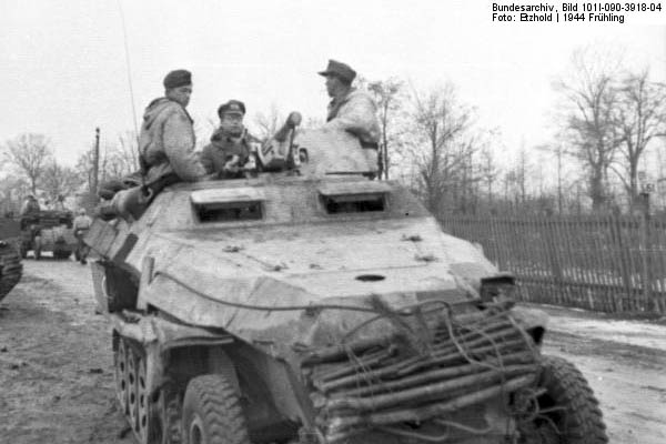 Bundesarchiv_Bild_101I-090-3918-04,_Russland,_Schtzenpanzer,_zerstrter_sowjetischer_Panzer