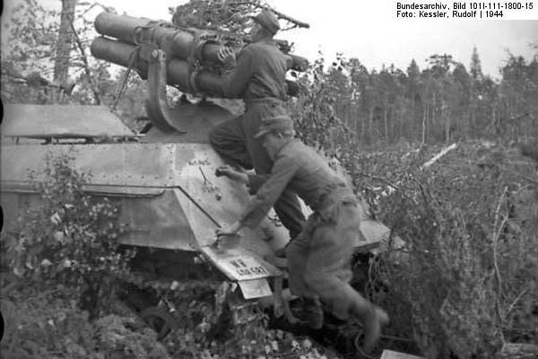 Bundesarchiv_Bild_101I-111-1800-15,_Nordeuropa,_Beladen_eines_Panzerwerfers_43