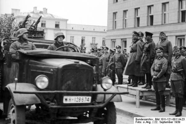 Bundesarchiv_Bild_101I-121-0011A-23,_Polen,_Siegesparade,_Guderian,_Kriwoschein