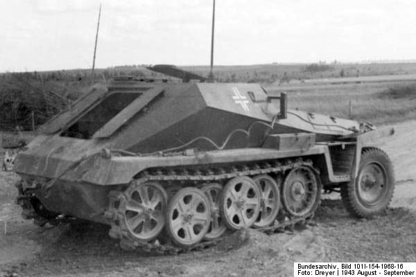 Bundesarchiv_Bild_101I-154-1968-16,_Russland,_Schtzenpanzer_im_Gelnde