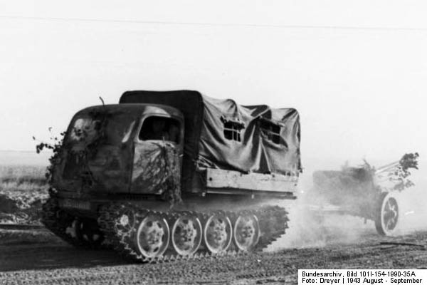 Bundesarchiv_Bild_101I-154-1990-35A,_Russland,_Raupenschlepper_Ost