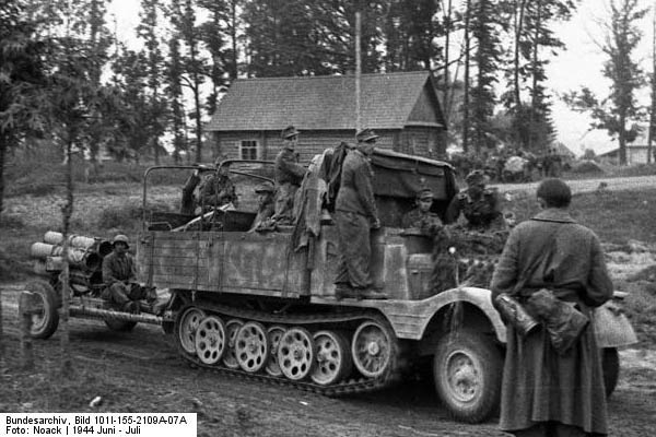 Bundesarchiv_Bild_101I-155-2109A-07A,_Russland,_Halbkettenfahrzeug_mit_Nebelwerfer