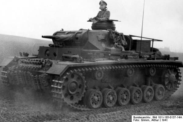 Bundesarchiv_Bild_101I-185-0137-14A,_Jugoslawien,_Panzer_III_in_Fahrt