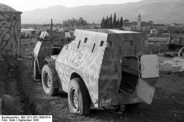 Bundesarchiv_Bild_101I-203-1660-07A,_Gepanzertes_Fahrzeug_in_der_Nhe_von_Split