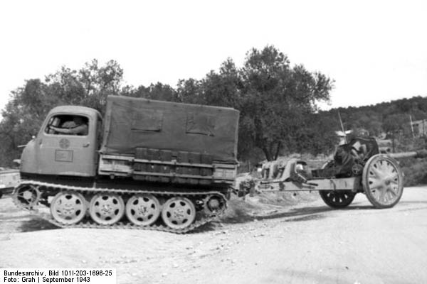 Bundesarchiv_Bild_101I-203-1696-25,_Albanien,_Raupenschlepper_Ost_mit_Kanone