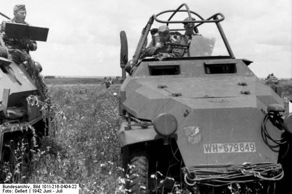 Bundesarchiv_Bild_101I-216-0404-22,_Russland-Mitte-Nord,_Schtzenpanzer