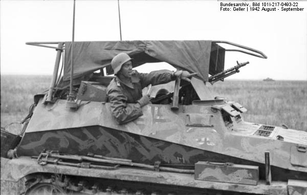 Bundesarchiv_Bild_101I-217-0493-22,_Russland,_Schtzenpanzer