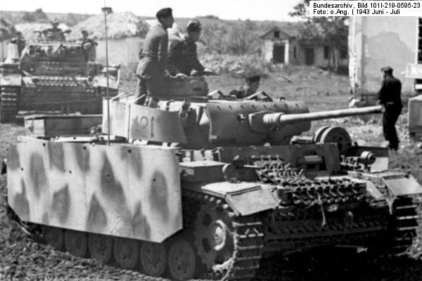 Bundesarchiv_Bild_101I-219-0595-23,_Russland-Mitte-Sd,_Panzer_III_N