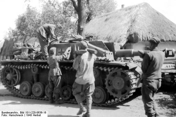 Bundesarchiv_Bild_101I-220-0636-16,_Russland,_Aufladen_von_Munition