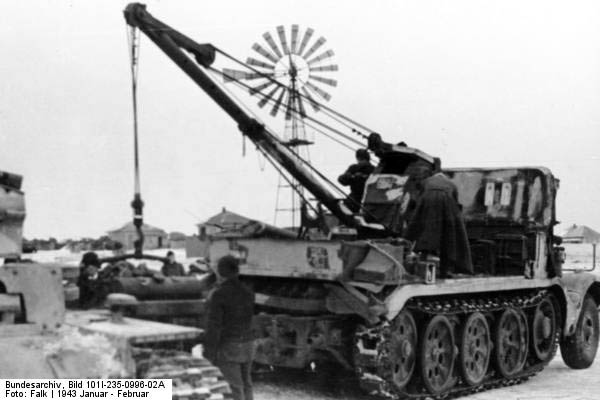 Bundesarchiv_Bild_101I-235-0996-02A,_Russland,_Reparatur_Panzer_III_mit_Sd.Kfz._9-1