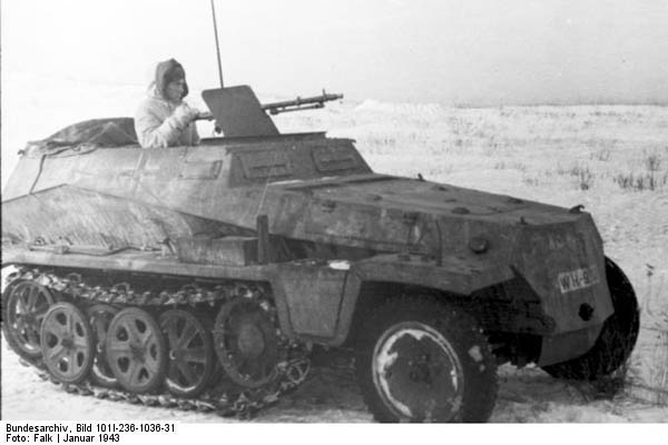 Bundesarchiv_Bild_101I-236-1036-31,_Russland,_Schtzenpanzer_auf_Feld