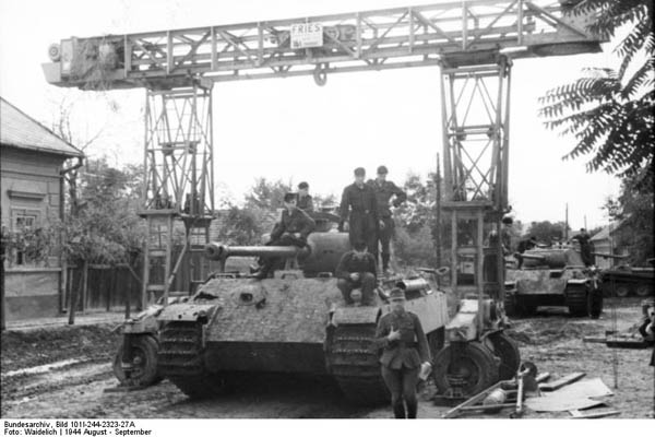 Bundesarchiv_Bild_101I-244-2323-27A,_Ostfront-Sd,_Reparatur_von_Panzer_V_(Panther)