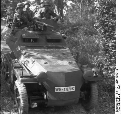 Bundesarchiv_Bild_101I-259-1389-12,_Sdfrankreich,_Schtzenpanzer_im_Wald