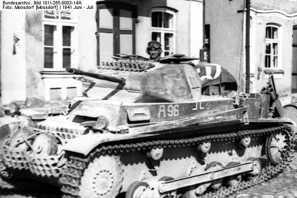 Bundesarchiv_Bild_101I-265-0003-14A,_Russland,_Panzer_II_in_Ortschaft