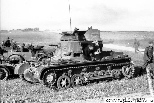 Bundesarchiv_Bild_101I-265-0006-28,_Russland,_Befehlspanzer_1_auf_Feld