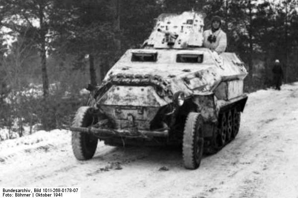 Bundesarchiv_Bild_101I-268-0178-07,_Russland,_Schtzenpanzer_mit_Pak