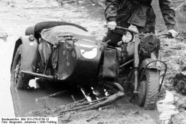 Bundesarchiv_Bild_101I-276-0738-15,_Russland,_Motorrad_im_Schlamm