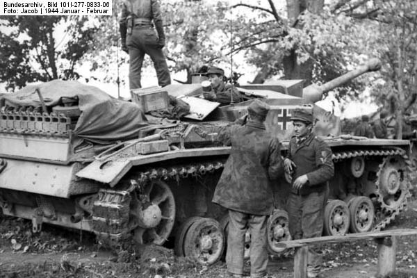 Bundesarchiv_Bild_101I-277-0833-06,_Russland,_Soldaten_mit_Sturmgeschtz_III