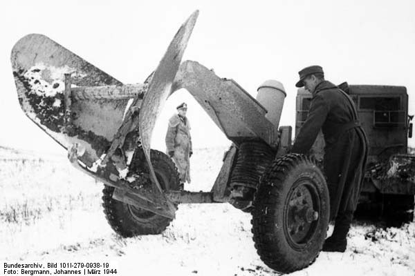 Bundesarchiv_Bild_101I-279-0938-19,_Russland,_Grabenpflug_im_Einsatz