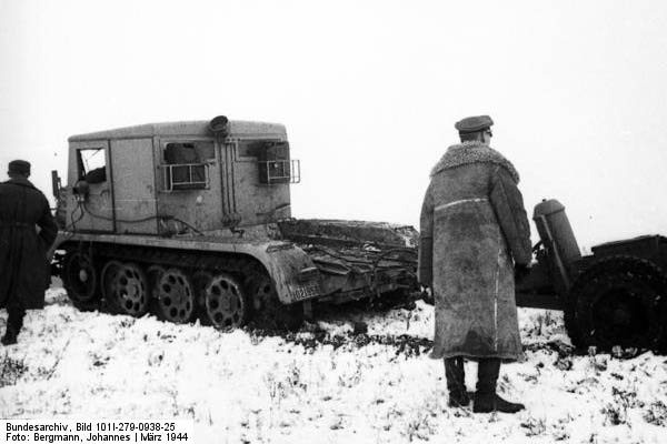 Bundesarchiv_Bild_101I-279-0938-25,_Russland,_Grabenpflug_im_Einsatz