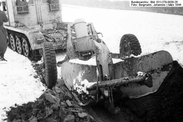 Bundesarchiv_Bild_101I-279-0938-26,_Russland,_Grabenpflug_im_Einsatz