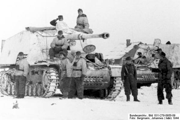 Bundesarchiv_Bild_101I-279-0950-09,_Russland,_Jagdpanzer_Nashorn-Hornisse
