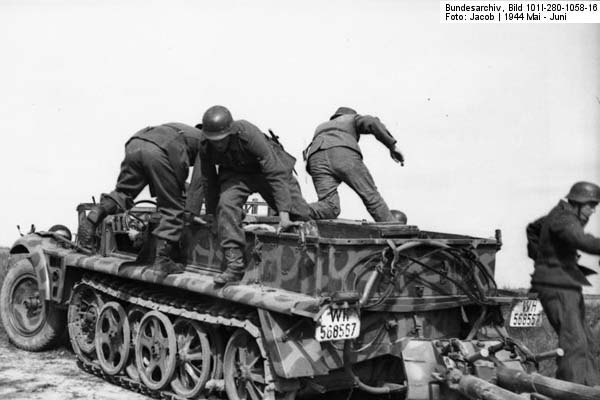 Bundesarchiv_Bild_101I-280-1058-16__Russland__Halbkettenfahrzeug_mit_Pak