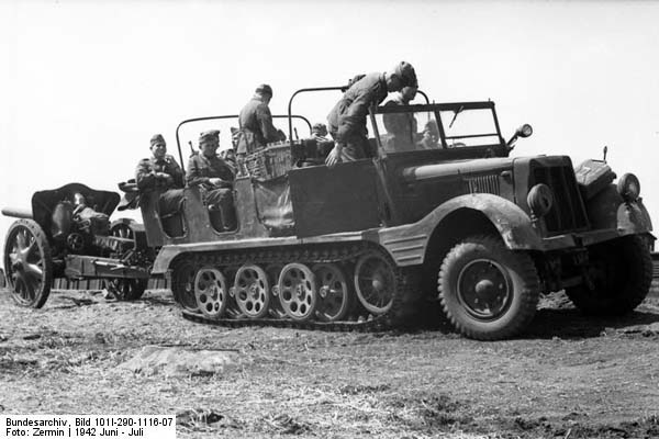 Bundesarchiv_Bild_101I-290-1116-07,_Russland,_Halbkettenfahrzeug_mit_Geschtz