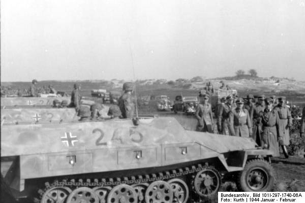 Bundesarchiv_Bild_101I-297-1740-06A,_Frankreich,_SS-Division_'Hitlerjugend',_Rundstedt