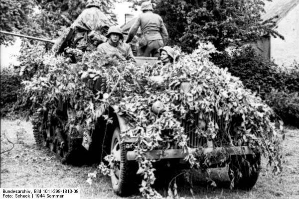 Bundesarchiv_Bild_101I-299-1813-08,_Nordfrankreich,_getarntes_'Maultier'