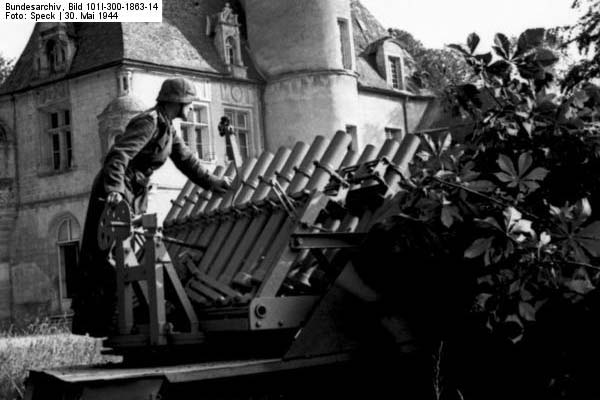 Bundesarchiv_Bild_101I-300-1863-14,_Riva-Bella,_Vorfhrung_Panzerwerfer,_Beladen