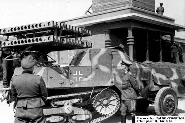 Bundesarchiv_Bild_101I-300-1863-30,_Riva-Bella,_Waffenvorfhrung_Panzerwerfer