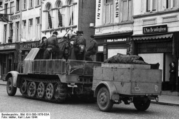 Bundesarchiv_Bild_101I-300-1876-03A,_Belgien_-_Flandern,_Flak_auf_gepanzertem_Fahrzeug