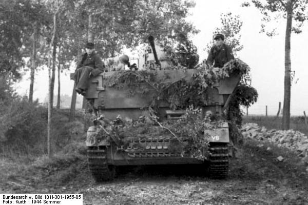 Bundesarchiv_Bild_101I-301-1955-05,_Nordfrankreich,_Flakpanzer_auf_Landstrae