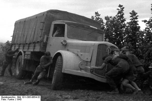 Bundesarchiv_Bild_101I-305-0654-32,_Italien,_motorisierte_Truppen