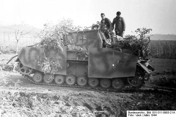 Bundesarchiv_Bild_101I-311-0903-21A,_Italien,_getarnter_Panzer