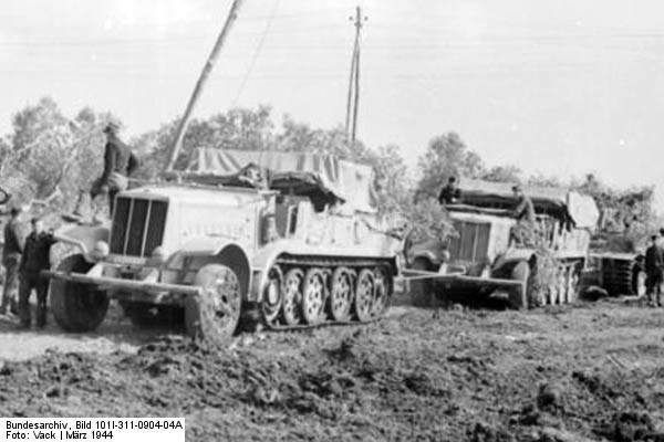 Bundesarchiv_Bild_101I-311-0904-04A,_Italien,_Zugkraftwagen,_Panzer_VI_(Tiger_I)