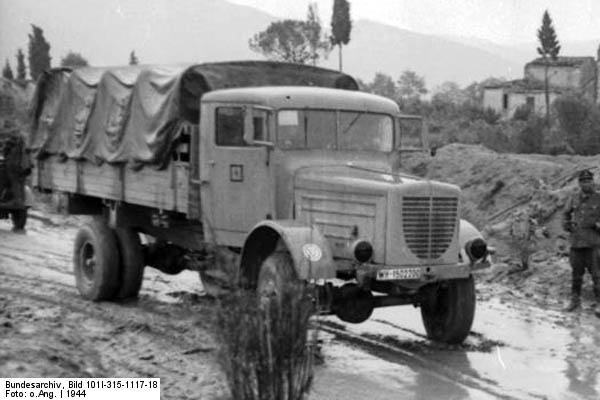 Bundesarchiv_Bild_101I-315-1117-18,_Italien,_LKW_auf_berfluteter_Landstrae