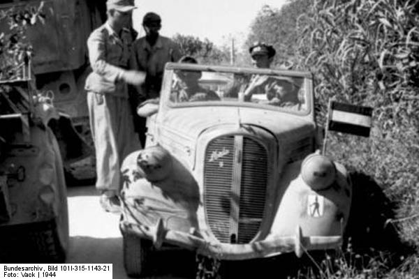 Bundesarchiv_Bild_101I-315-1143-21,_Italien,_Offiziere_in_PKW_neben_LKW-Kolonne