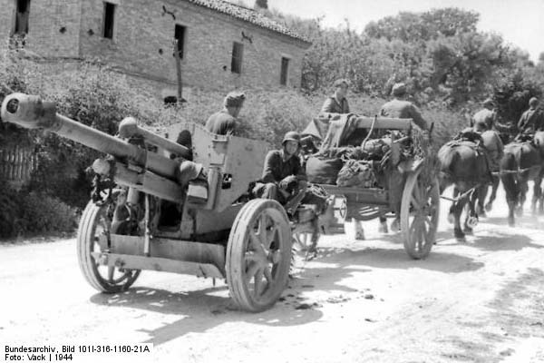 Bundesarchiv_Bild_101I-316-1160-21A,_Italien,_Feldhaubitze_in_Fahrstellung