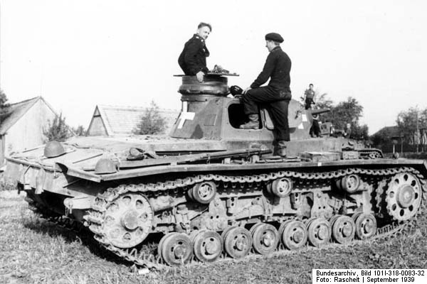 Bundesarchiv_Bild_101I-318-0083-32,_Polen,_Panzer_III_mit_Panzersoldaten