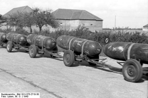 Bundesarchiv_Bild_101I-375-2710-30,_Im_Westen,_Bomben_fr_Flugzeug