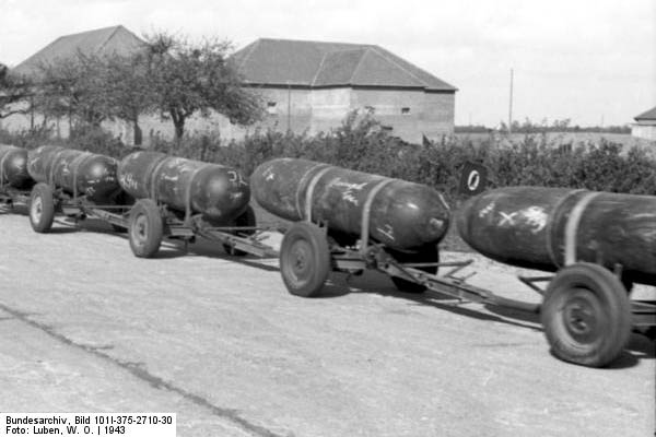 Bundesarchiv_Bild_101I-375-2710-30,_Im_Westen,_Bomben_fr_Flugzeug