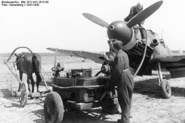 Bundesarchiv_Bild_101I-412-1615-05,_Russland,_Messerschmitt_Me_109,_Betanken